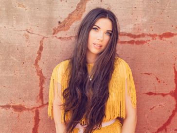 “Showroom Session” Featuring Jenny Tolman